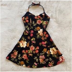 🪞 halter tie up back flared v neck dress in black floral multi